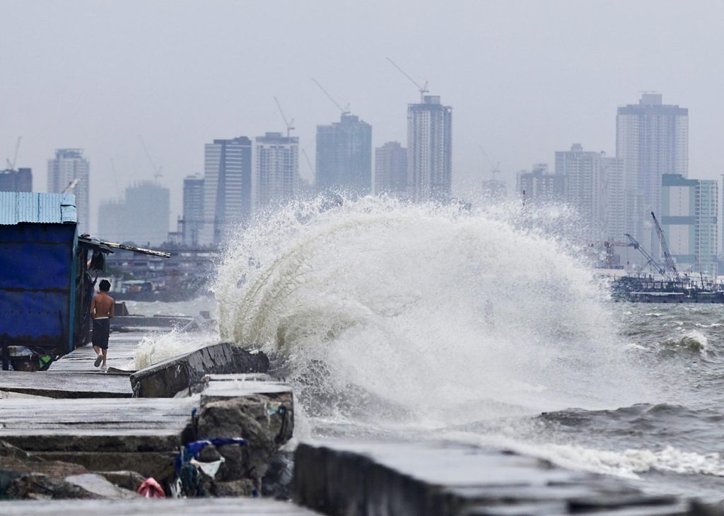 NAVOTAS CITY (Philippines), 25/07/2025.- A villager walks along a damaged dike brought by strong waves in Navotas city, Metro Manila, Philippines, 25 July 2025. The Philippine National Disaster Risk Reduction and Management Council (NDRRMC) reported on 25 July that the death toll from the combined effects of over a week of storms was recorded at 25 and more than a million families are affected as Tropical Storm Co-May battered the northern part of main Philippine island, Luzon. (tormenta, Filipinas) EFE/EPA/FRANCIS R. MALASIG