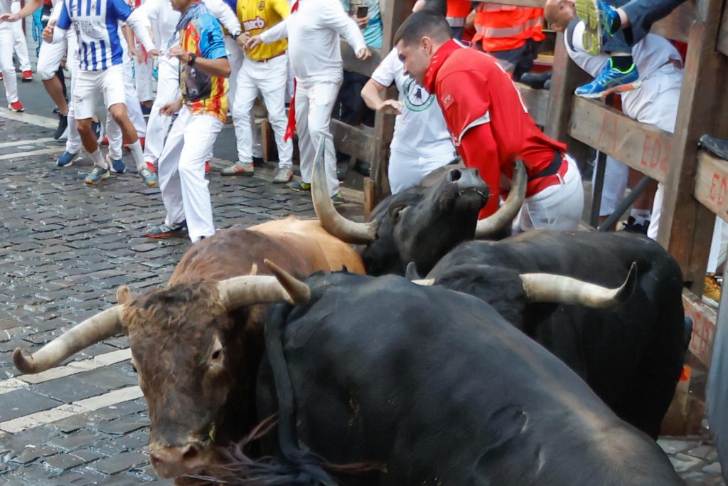 Un mozo es alcanzado por el pitón de un toro este 13 de julio en Pamplona. EFE/Jesus Diges