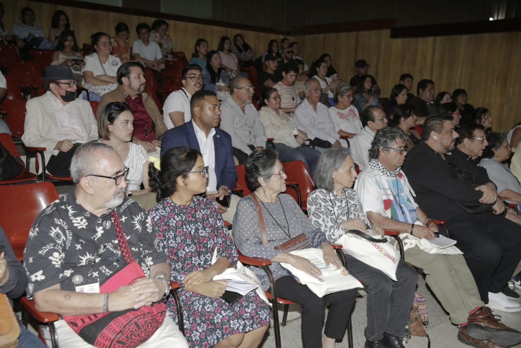 Poetas de diferentes países asisten este martes, al Festival Internacional de Poesía Tegus Sí Canta, en Tegucigalpa (Honduras).EFE/ Gustavo Amador