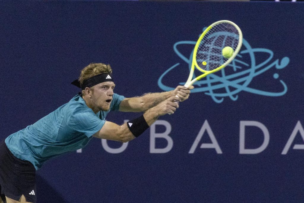 El español Alejandro Davidovich Fokina ejecuta un revés durante su partido de cuartos de final del torneo de Washington contra el estadounidense Taylor Fritz.  EFE/EPA/SHAWN THEW