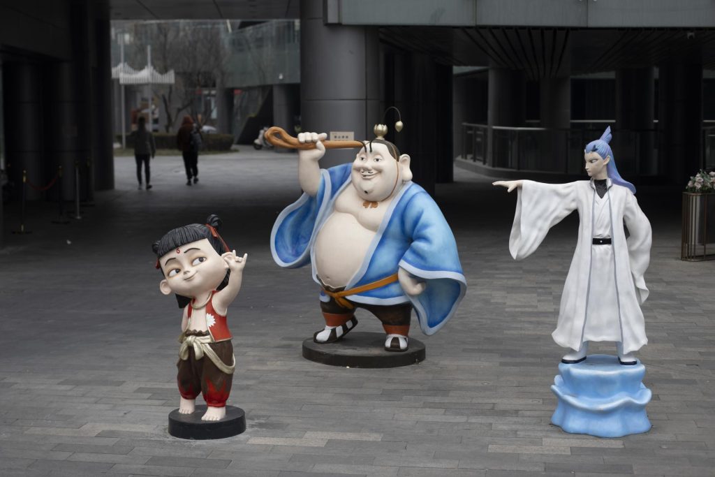 Figuras de los personajes Nezha (i), Taiyi Zhenren (c) y Ao Bing (d) de la saga de animación 'Ne Zha' en Pekín, China, en una imagen de archivo. EFE/EPA/ANDRES MARTINEZ CASARES