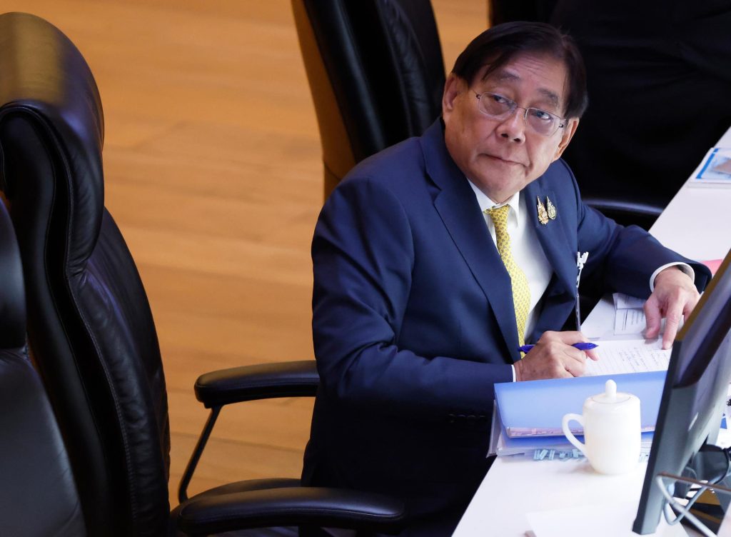 Imagen de archivo que muestra al ministro de Finanzas tailandés, Pichai Chunhavajira, el 28 de mayo de 2025, durante una sesión el Parlamento, en Bangkok, Tailandia. EFE/EPA/NARONG SANGNAK