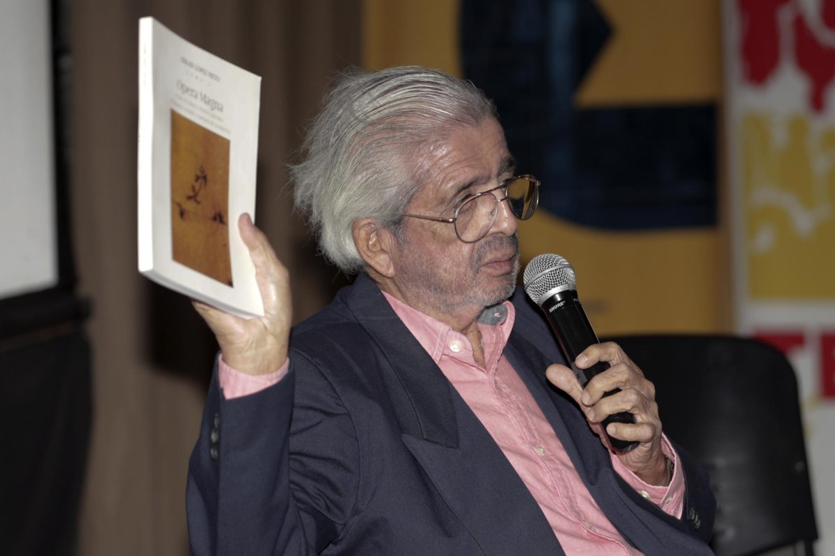 El poeta hondureño Efraín López Nieto habla este martes, durante el Festival Internacional de Poesía Tegus Sí Canta, en Tegucigalpa (Honduras). EFE/ Gustavo Amador