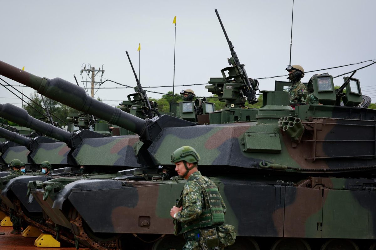 Soldados taiwaneses a bordo de tanques M1A2T fabricados en EE.UU. durante el ejercicio de fuego real que coincide con los ejercicios militares anuales Han Kuang, en el condado de Hsinchu, Taiwán, el 10 de julio de 2025. EFE/EPA/RITCHIE B. TONGO