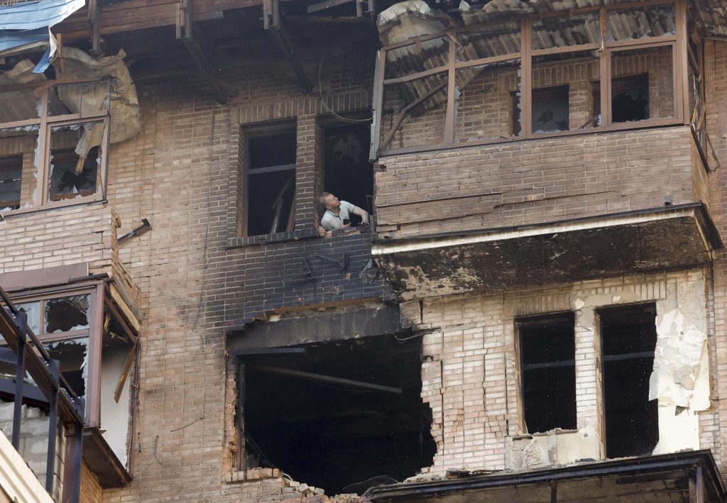 Edificio dañado por un ataque ruso el 10 de julio de 2025 en Kiev. EFE/EPA/SERGEY DOLZHENKO