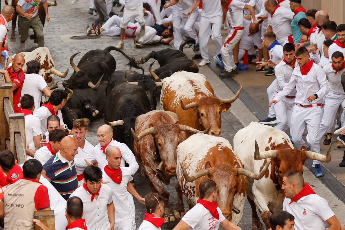 Primer encierro de toros de los sanfermines de Pamplona, la fiesta española más internacional. EFE/ Villar López
