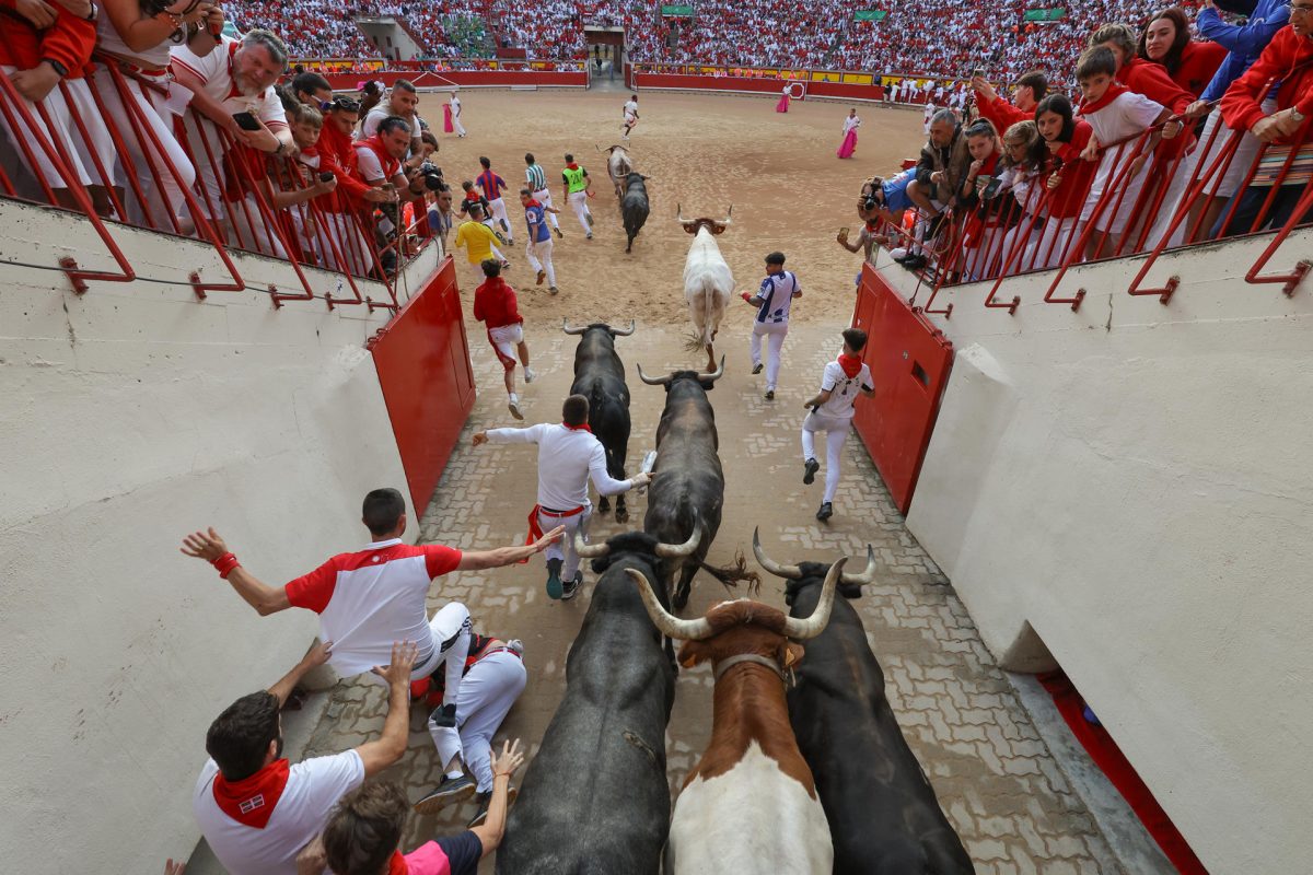 Último encierro de los sanfermines de Pamplona (España). EFE/ J.P. Urdiroz
