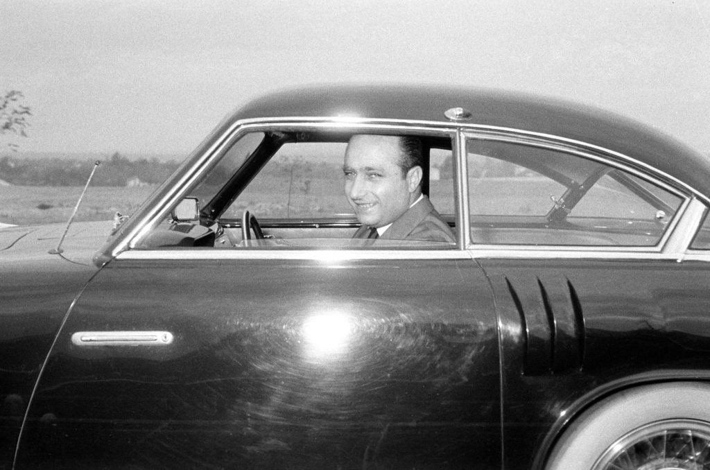 El campeón mundial de automovilismo Juan Manuel Fangio probaba, en noviembre de 1954, un automóvil Pegaso en las instalaciones que la empresa tenía en Madrid. EFE/Manuel Iglesias/Archivo.