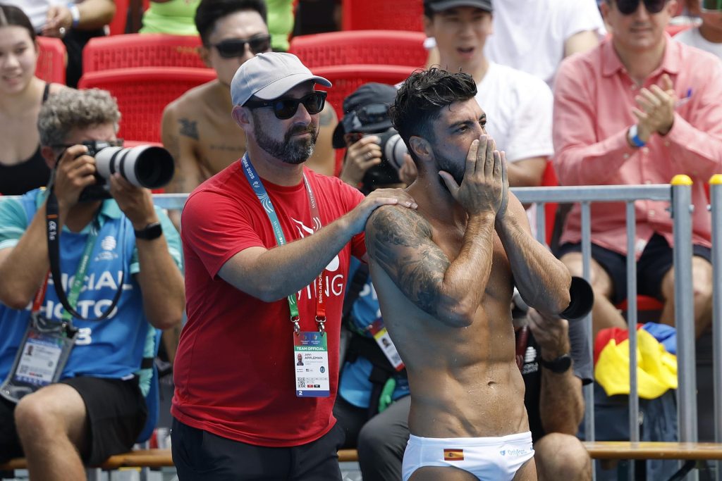 El español Carlos Gimeno en la final de la ronda masculina de 27m de salto de altura en el Campeonato Mundial de Natación Singapur 2025. EFE/EPA/RUNGROJ YONGRIT