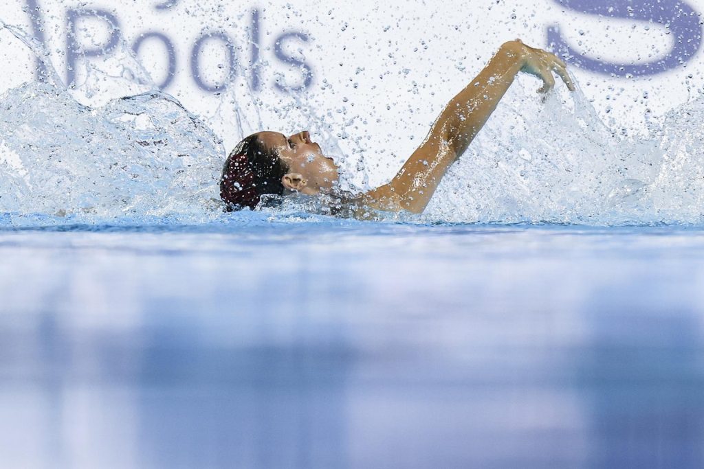 La española Iris Tió Casas, durante su competición de solo técnico de natación artística de los Mundiales de Singapur, en una ronda preliminar disputada este viernes, en la que se clasificó tercera. EFE/HOW HWEE YOUNG