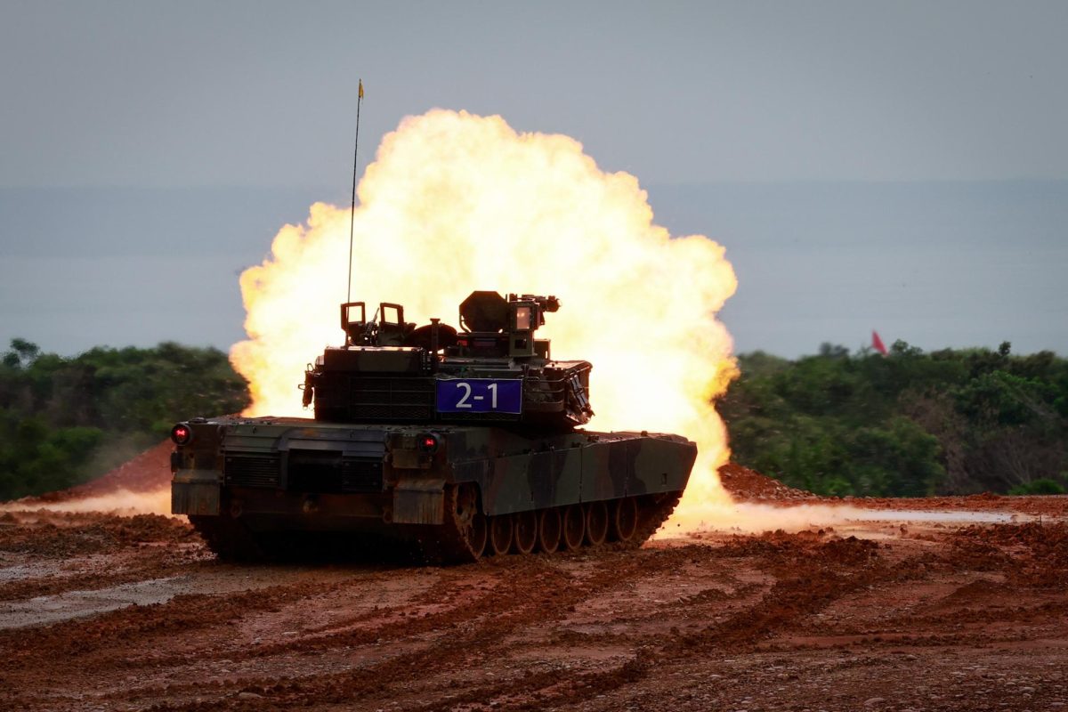Un tanque M1A2T de fabricación estadounidense dispara a un objetivo durante un ejercicio de fuego real que coincide con los ejercicios militares anuales Han Kuang, en el condado de Hsinchu, Taiwán, el 10 de julio de 2025. EFE/EPA/RITCHIE B. TONGO