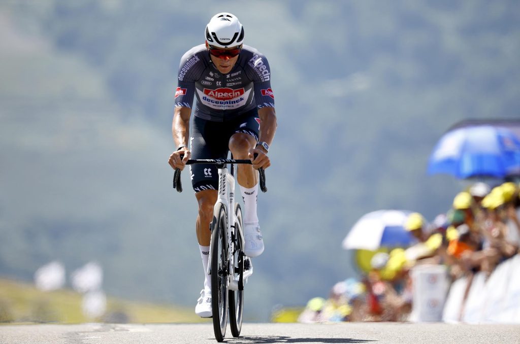 El ciclista neerlandés Mathieu Van Der Poel del equipo Alpecin - Deceuninck cruza la línea de meta en la 13ª etapa del Tour de France, una contrarreloj individual (ITT) de 10.9 km desde Loudenvielle hasta Peyragudes, Francia. EFE/EPA/MARTIN DIVISEK