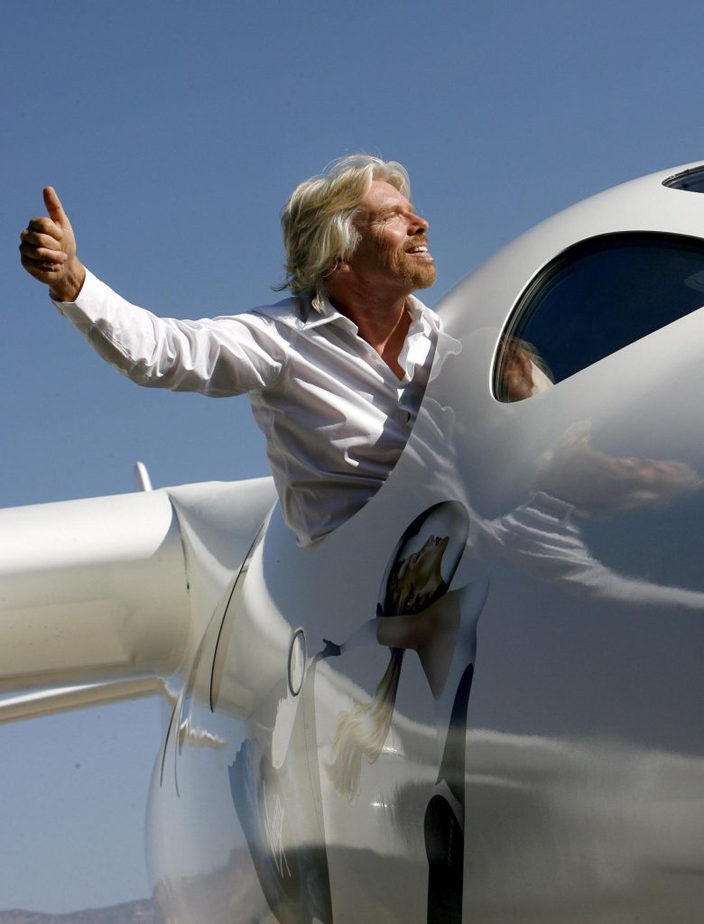 Richard Branson, presidente del grupo Virgin, saludaba en 2008 desde la cabina de un avión. EFE/Paul Buck/Archivo.