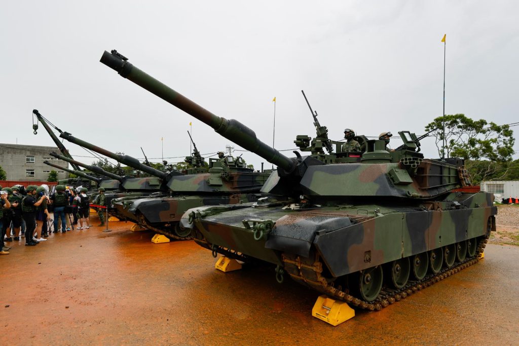 Soldados taiwaneses a bordo de tanques M1A2T fabricados en EE. UU. durante el ejercicio de fuego real que coincide con los ejercicios militares anuales Han Kuang, en el condado de Hsinchu, Taiwán, el 10 de julio de 2025. EFE/EPA/RITCHIE B. TONGO