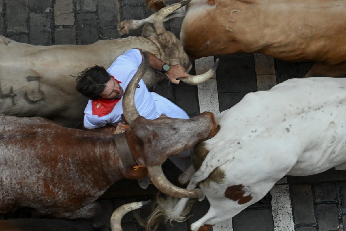 Tercer encierro de los sanfermines de Pamplona (España). EFE/Jose Luis Larrion