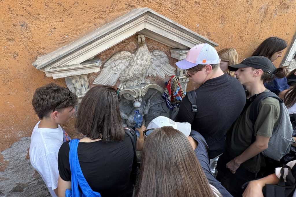 Varias personas beben agua en una fuente de Roma, este lunes. EFE/ Daniel Cáceres