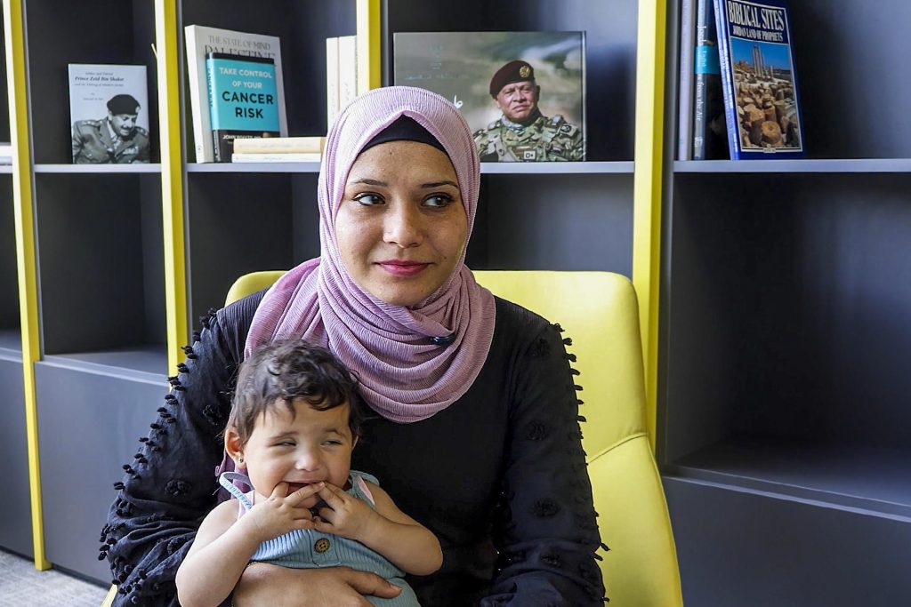 Rim Yassin, madre gazatí, sostiene a su hija Fay en Amán, Jordania, donde recibe tratamiento contra un cáncer ocular tras huir de la guerra en Gaza. EFE/ Hayat Al Dbeas