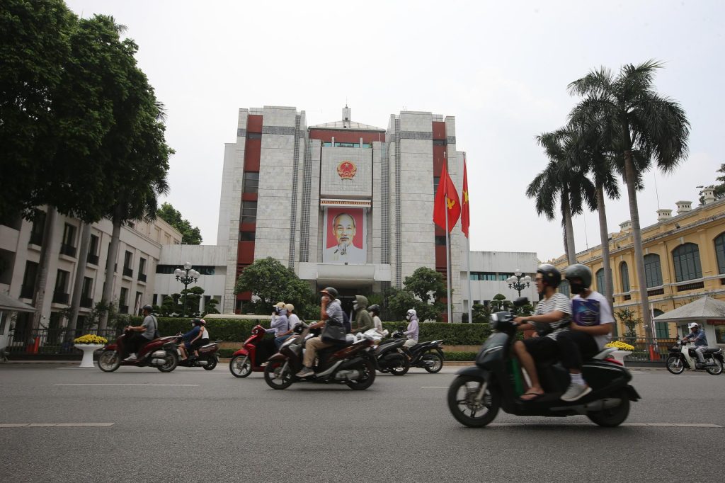 Fotografía de archivo, tomada el 14/07/2025, que muestra a conductores de motocicletas frente al edificio del Comié Popular de Hanói, en Vietnam. EFE/EPA/LUONG THAI LINH