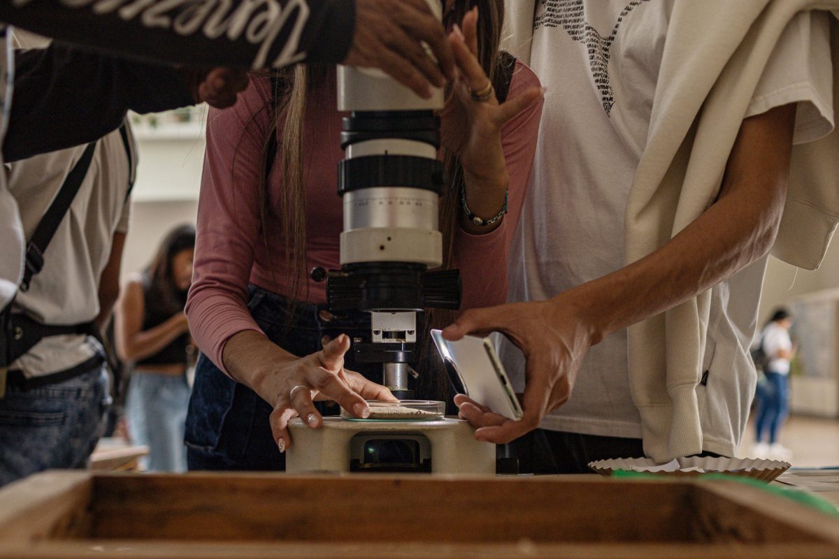 Fotografía del 8 de julio del 2025 de personas utilizando un microscopio durante una feria de la Facultad de Ciencias de la Universidad del Zulia, en Maracaibo (Venezuela). EFE/ Henry Chirinos
