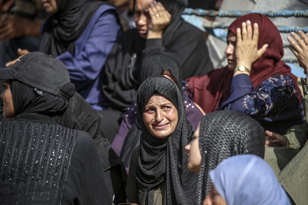 Mujeres palestinas lloran durante el funeral de sus familiares en el hospital Al-Shifa después de un ataque aéreo israelí en la ciudad de Gaza, el 15 de julio de 2025. EFE/EPA/MOHAMMED SABER