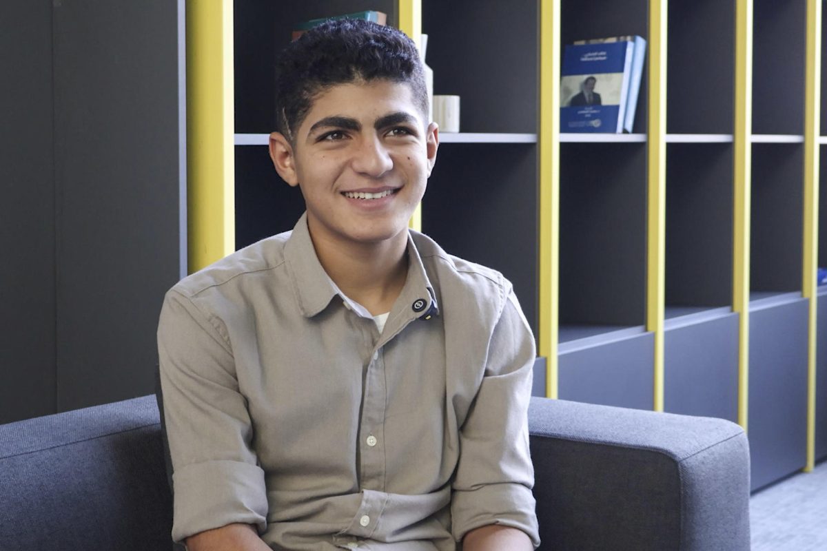 Yusef, joven gazatí de 16 años que recibe tratamiento por un tumor cerebral en Amán, Jordania, tras ser evacuado de Gaza como parte de una iniciativa humanitaria del rey Abdalá II, posa durante una entrevista con EFE en la capital jordana. EFE/Hayat Al Dbeas