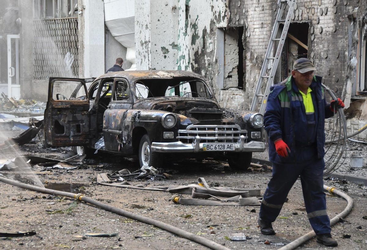 Un coche quemado en el lugar de un ataque ruso con drones a un edificio residencial en Leópolis, Ucrania, el 12 de julio de 2025.EFE/EPA/MYKOLA TYS

