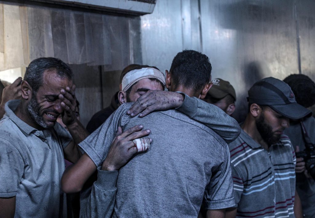 Un padre llora la pérdida de su hija victima de un bombardeo israelí en el hospital Al Shifa de Gaza el 15 de julio de 2025. EFE/EPA/MOHAMMED SABER