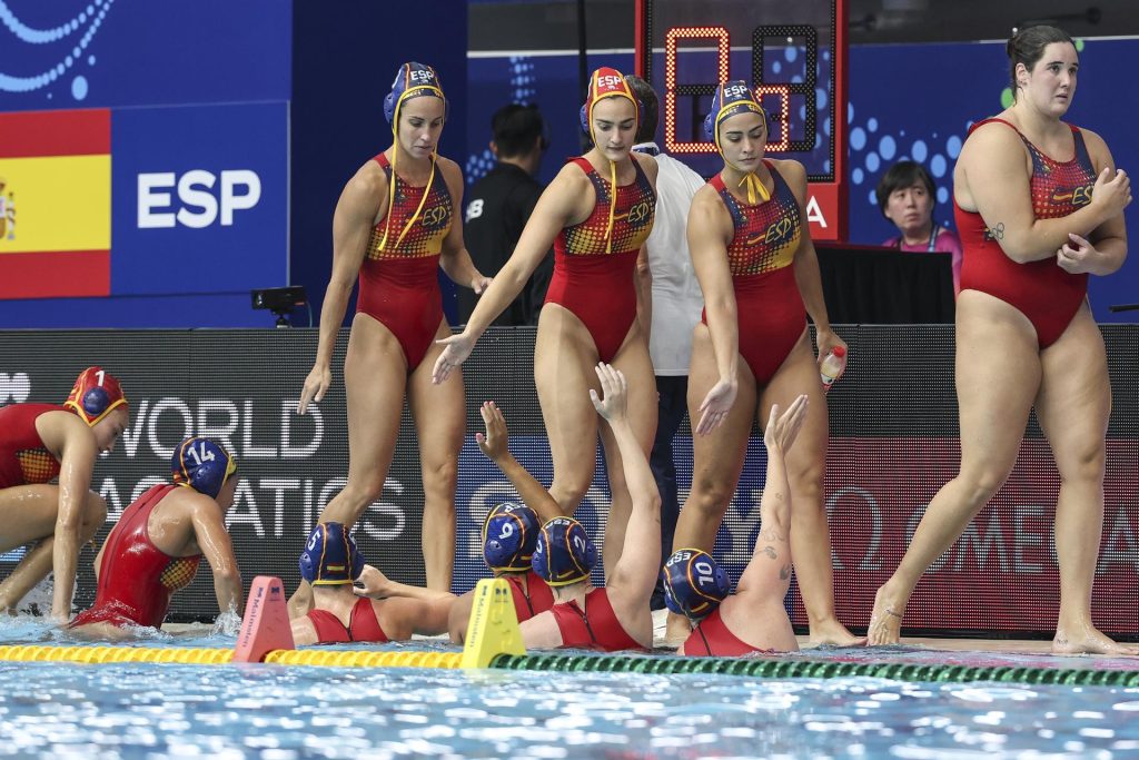 Las jugadoras de España durante la ronda preliminar del partido de waterpolo femenino contra Gran Bretaña en los Campeonatos Mundiales de Natación Singapur 2025. EFE/EPA/HOW HWEE YOUNG