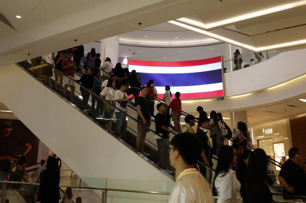 Un centro comercial de Bangkok muestra en una pantalla la bandera de Tailandia, en el contexto de los enfrentamientos fronterizos con Camboya.
EFE/EPA/NARONG SANGNAK