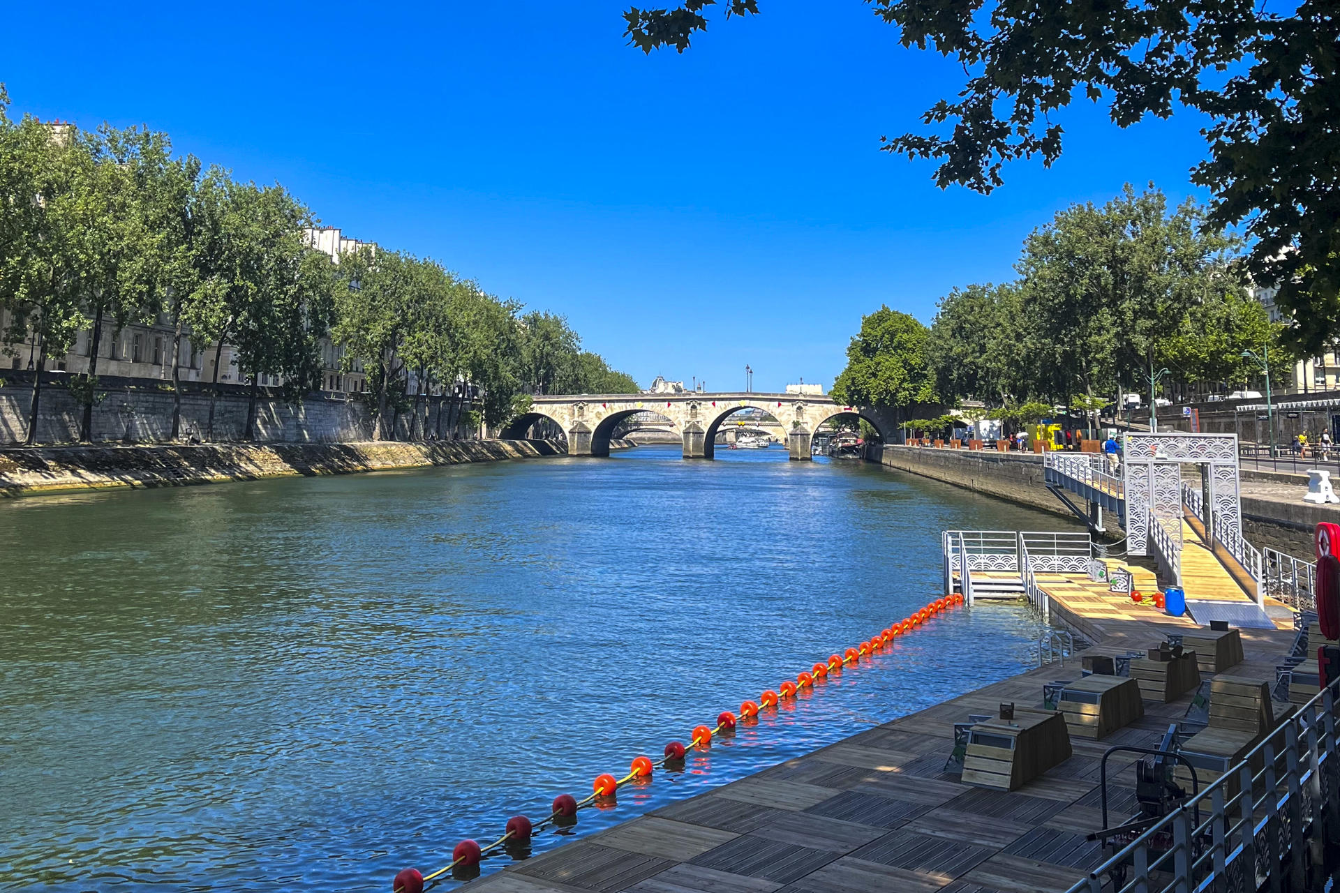 Los parisinos se zambullen ya en el río Sena, una vez abiertas las ...