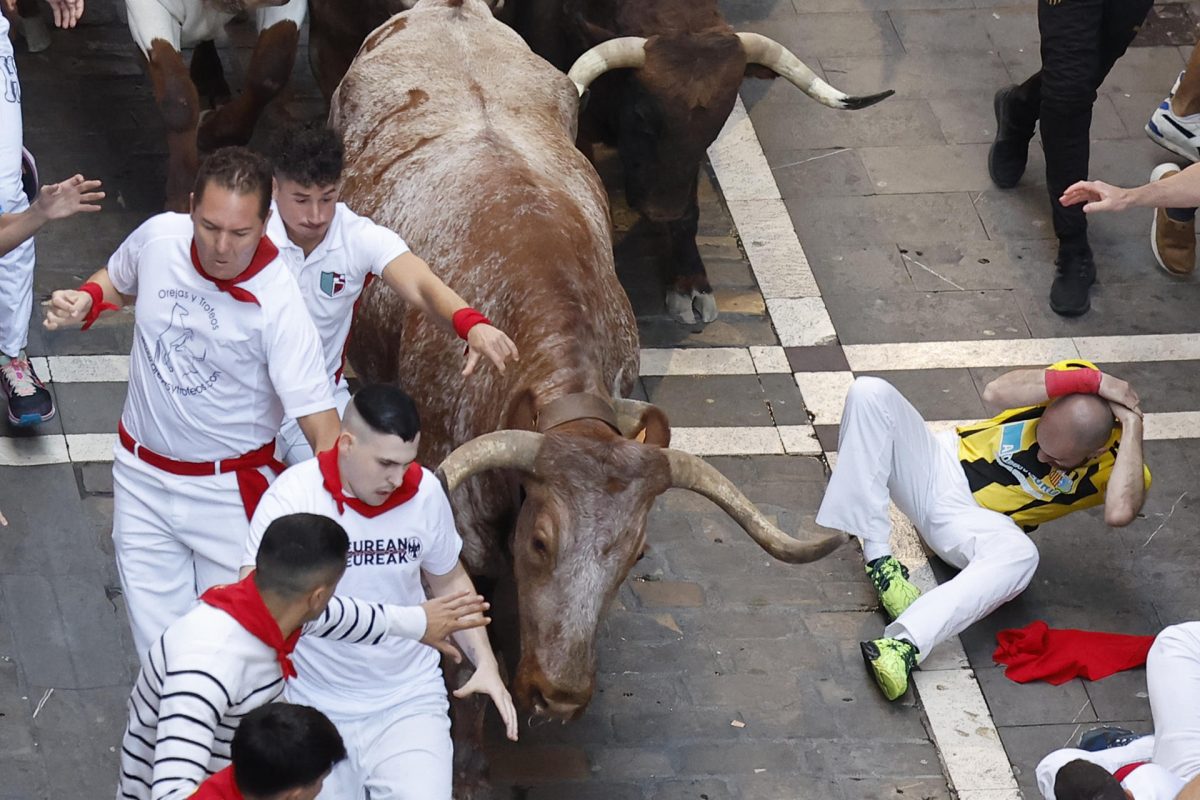 Imagen del cuarto encierro de los Sanfermines, el 10 de julio de 2025. EFE/Villar Lopez
