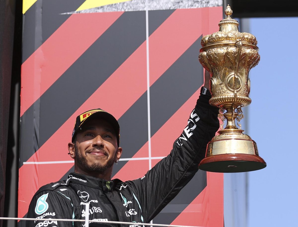 El séptuple campeón mundial inglés de F1 Lewis Hamilton, en una foto de archivo, con el trofeo que lo acreditaba como ganador del Gran Premio de Gran Bretaña de 2021, en Silverstone, en Northamptonshire, Inglaterra. EFE/EPA/Lars Baron

