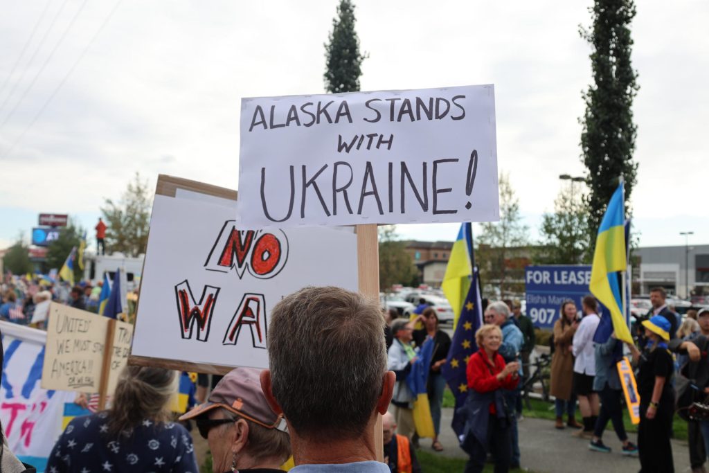 Participantes en una protesta contra la reunión entre el presidente de EE. UU., Donald Trump, y su homólogo ruso, Vladimir Putin, en Anchorage, Alaska, Estados Unidos, 14 de agosto de 2025.
