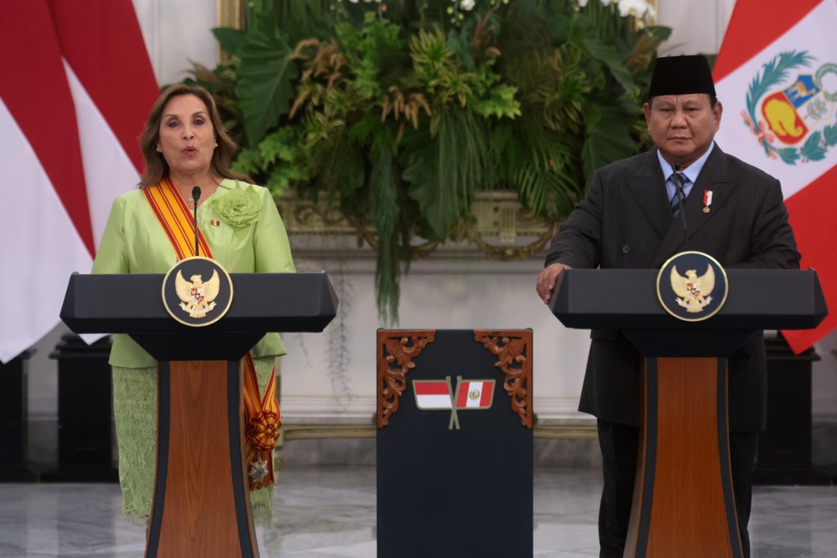 La presidenta de Perú, Dina Boluarte (i), y su homólogo indonesio, Prabowo Subianto, durante la visita a Yakarta de la mandataria latinoamericana.
EFE/EPA/ADI WEDA
