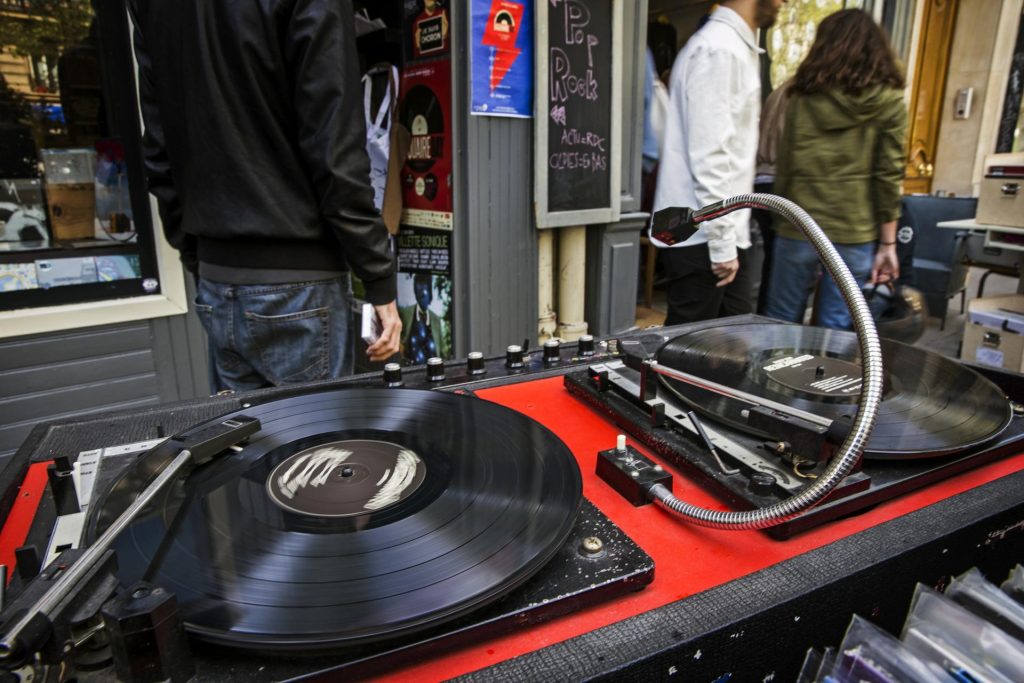Fotografía de dos discos de vinilo en una tienda durante el 'Record Store Day' en París, Francia. EFE/Archivo/Etienne Laurent