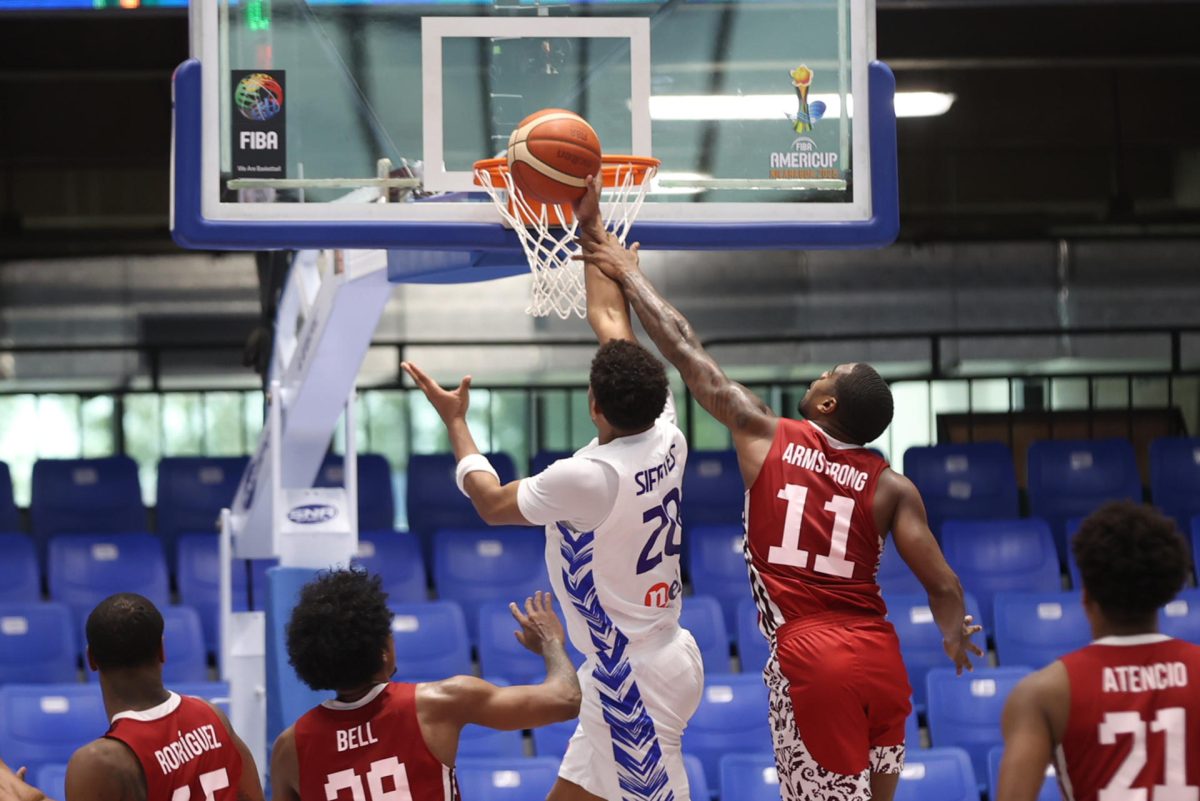 Yohanner Sifontes (i), de Venezuela, disputa el balón con Roberto Armstrong, de Panamá, en eln partido de la FIBA AmeriCup 2025 en Managua (Nicaragua). EFE/STR