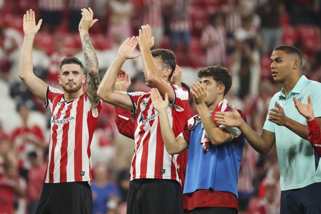 Futbolistas del Athletic de Bilbao saludan a los aficionados en el partido de LaLiga EA Sports de este lunes frente al Rayo Vallecano. EFE/ Luis Tejido