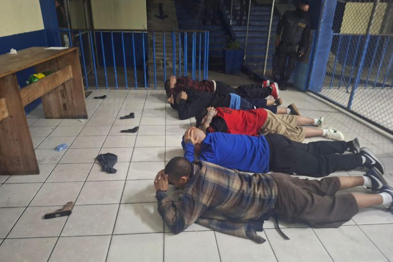 Fotografía cedida por la Policía Nacional Civil (PNC) de Guatemala que muestra a capturados este martes, en Ciudad de Guatemala (Guatemala). EFE/ Policía Nacional Civil de Guatemala