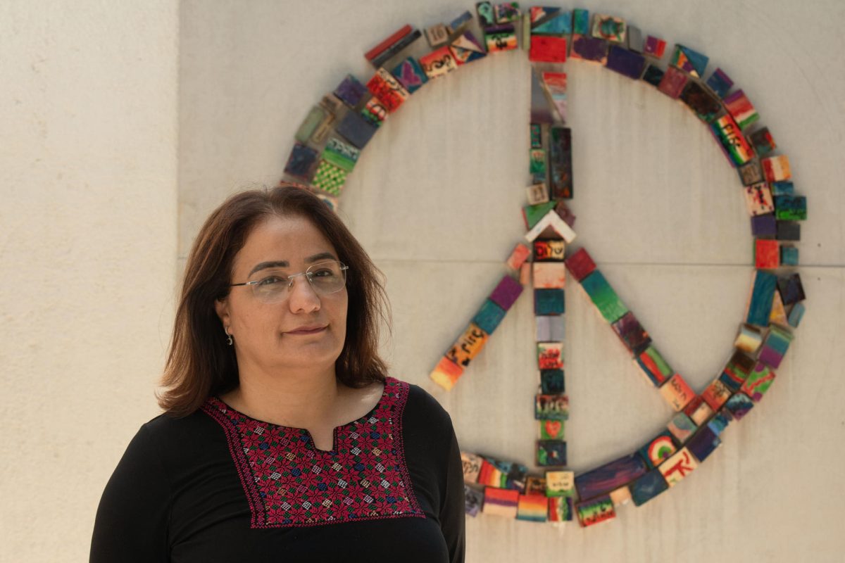 En la imagen, Samah Salaime, 50 años. A medio camino entre Jerusalén y Tel Aviv, sobre una colina rodeada de cerros, jardines floridos y murales coloridos, el silencio del verano solo se rompe con los gritos de niños que corren por la calle, hablando en hebreo y árabe junto a sus maestras. 
EFE/ Magda Gibelli
