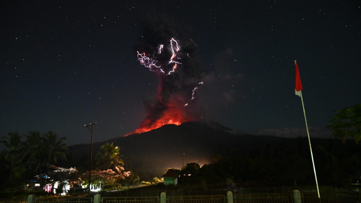 BANGKOK, 02/08/2025.- Las autoridades de Indonesia reactivaron este sábado la alerta máxima, de nivel IV, por una nueva erupción del volcán Lewotobi Laki-Laki, en la isla oriental de Flores, donde esta madrugada una columna de cenizas se elevó 18 kilómetros desde el cráter, como ocurrió en la primera semana de julio. La agencia de vulcanología del país asiático explicó en un reporte matutino que la erupción se extendió durante unos 14 minutos y expulsó cenizas que alcanzaron los 19,5 kilómetros sobre el nivel del mar, una capa gruesa y oscura que se inclina al suroeste, el oeste y el noroeste de la isla. EFE/ Ministerio De Energía Y Recursos Minerales De Indonesia SOLO USO EDITORIAL/SOLO DISPONIBLE PARA ILUSTRAR LA NOTICIA QUE ACOMPAÑA (CRÉDITO OBLIGATORIO)

