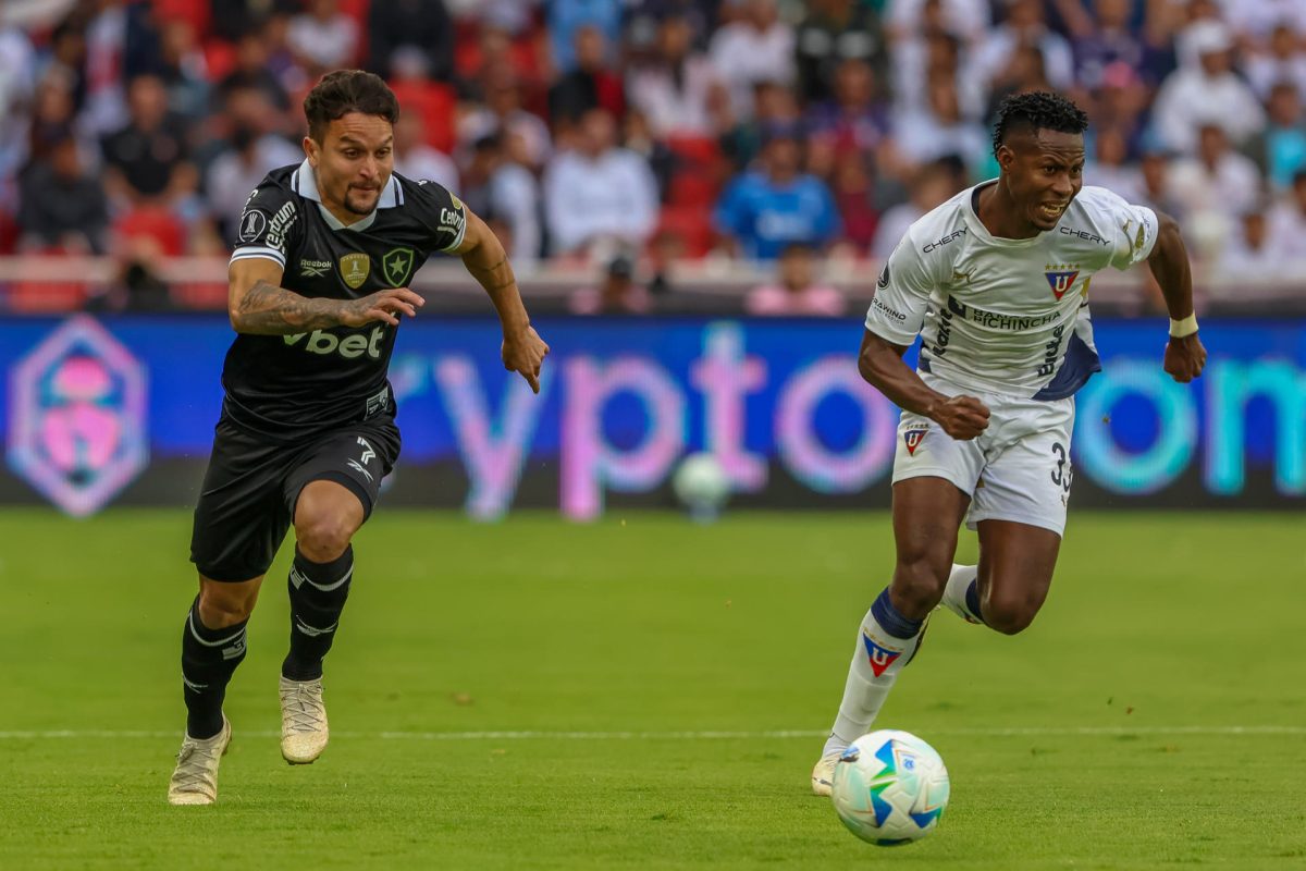 Leonel Quiñónez (d) de LDU Quito disputa el balón con Artur Guimarães de Botafogo en un partido de los octavos de final de la Copa Libertadores. EFE/ STR