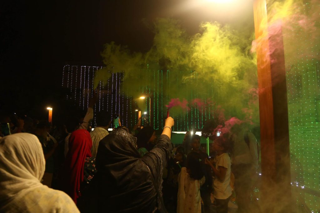 Los paquistaníes disparan fuegos artificiales durante las celebraciones del Día de la Independencia en Karachi, Pakistán, el 14 de agosto de 2025. 
 EFE/EPA/REHAN KHAN
 
//////////
 
KARACHI (Pakistan), 14/08/2025.- People light fireworks during Independence Day celebrations, in Karachi, Pakistan, 14 August 2025. Pakistan is celebrating its 78th Independence Day on 14 August since it became a sovereign state in 1947. EFE/EPA/REHAN KHAN