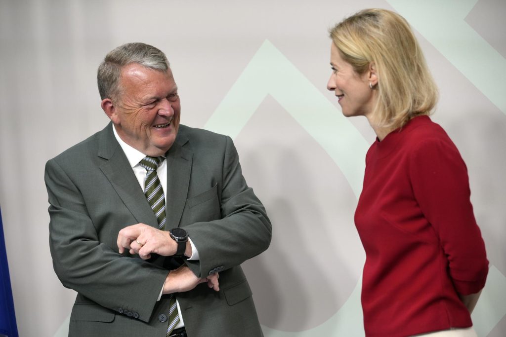 El ministro de Asuntos Exteriores de Dinamarca, Lars Lokke Rasmussen (I), y la Alta Representante de la Unión Europea para Asuntos Exteriores y Política de Seguridad, Kaja Kallas, conversan antes de una reunión informal de ministros de Exteriores de la UE en Copenhague, el 30 de agosto de 2025. EFE/EPA/EMIL HELMS DENMARK OUT