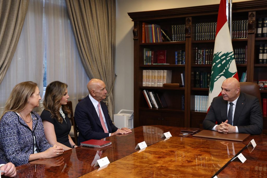 Foto facilitada por la oficina de prensa de la Presidencia libanesa que muestra al presidente libanés, Joseph Aoun (D), reuniéndose con el embajador de EE.UU. en Turquía y enviado especial a Siria, Tom Barrack (2-D), asesor sénior de la misión de EE.UU. ante la ONU, Morgan Ortagus (2-I) y la embajadora de EE.UU. en Líbano, Lisa A. Johnson (I), en el palacio presidencial de Baabda, al este de Beirut, el 18 de agosto de 2025. EFE/EPA/LEBANESE PRESIDENCY HANDOUT HANDOUT EDITORIAL USE ONLY/NO SALES