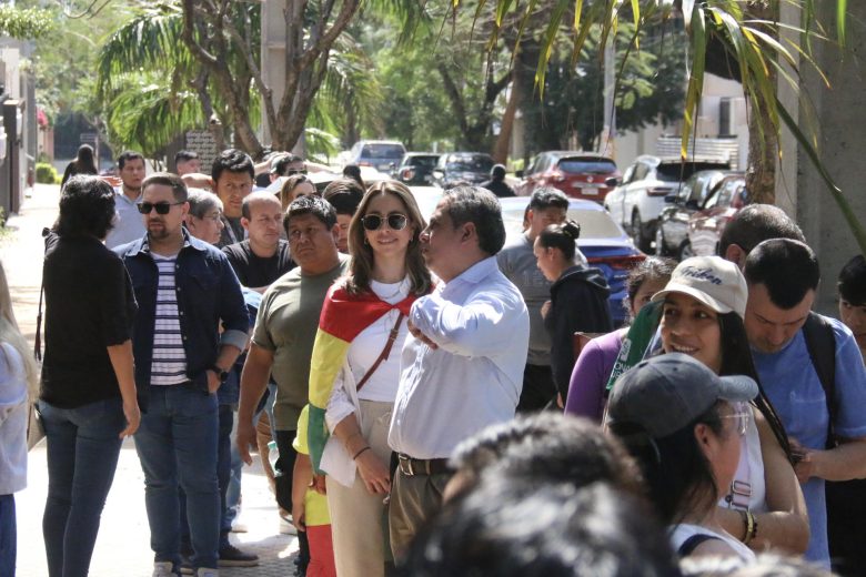 Ciudadanos bolivianos hacen fila para votar este domingo, frente a la Embajada de Bolivia, en Asunción (Paraguay). EFE/ Nina Osorio