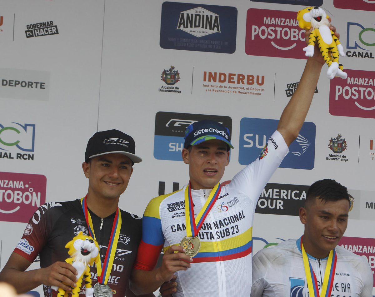 Los ciclistas colombianos Kevin David Castillo (c), del Team Sistecrédito, celebra el triunfo junto a Andrés Mancipe (i) del equipo GW Shimano Sidermerc y Edwin Patiño (d) del Team Ingenieria de vías, en el Nacional de Ciclismo en Ruta Sub23, en Bucaramanga (Colombia). Castillo se coronó campeón en el Nacional de Ciclismo en Ruta Sub23 de 165,9 kilómetros disputada en Bucaramanga. Foto de archivo de: Luis Eduardo Noriega A./EFE
