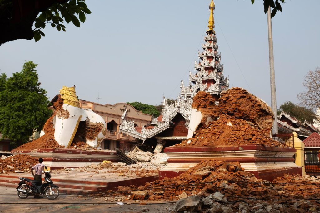 Fotografía de archivo, tomada el 29/03/2025, que muestra una pagoda derrumbada por el terremoto del 28 de marzo de 2025 en Mandalay, Birmania (Myanmar). EFE/EPA/STRINGER