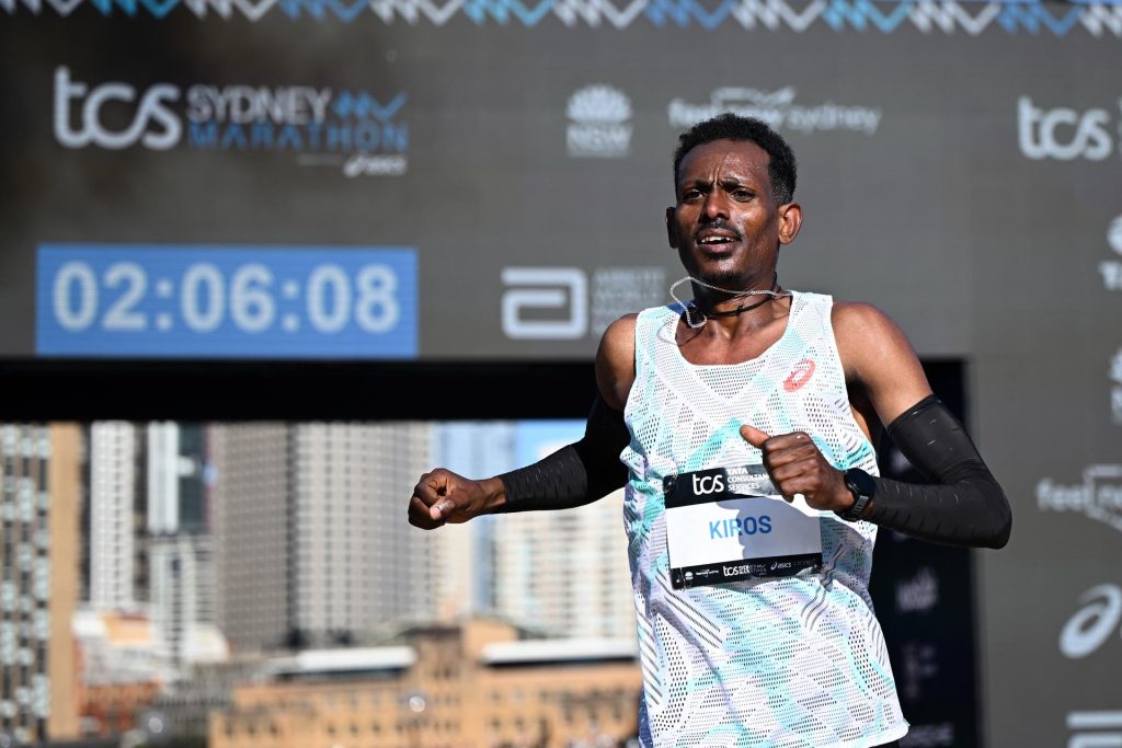 Hailemaryam Kiros, de Etiopía, tras cruzar la línea de meta y ganar el maratón masculino de 2025 en Sídney. EFE/EPA/BIANCA DE MARCHI