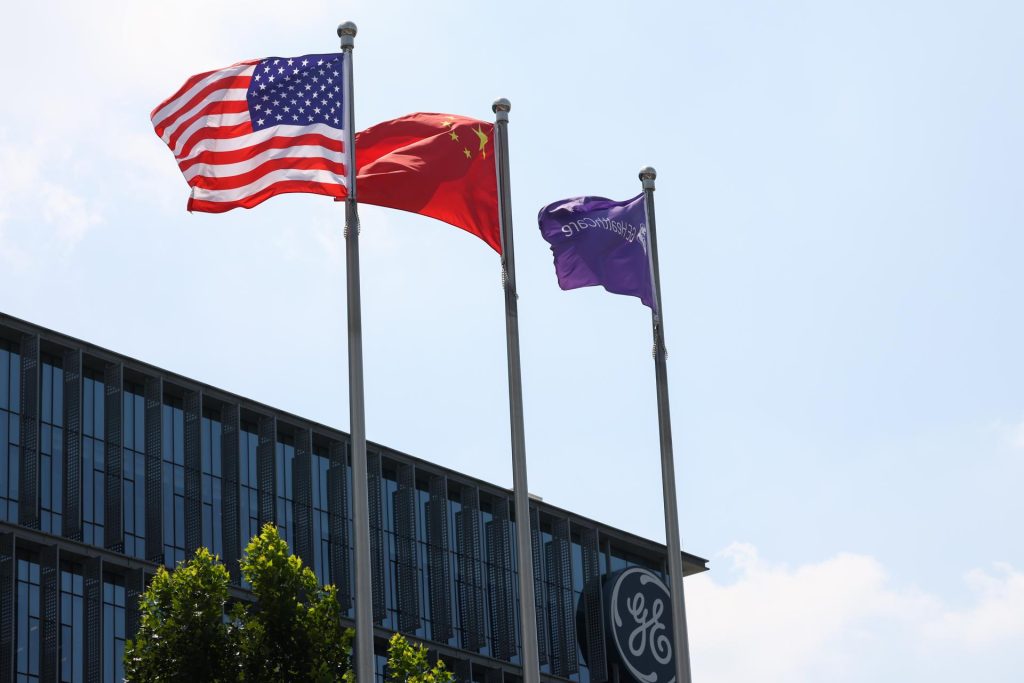 BEIJING (China), 11/08/2025.- National flags of the United States and China are seen in front of the General Electric Science Park in Beijing, China, 11 August 2025. 12 August marks the deadline for the 90-day extension of the truce about the reciprocal tariffs between the US and China. (Estados Unidos) EFE/EPA/WU HAO