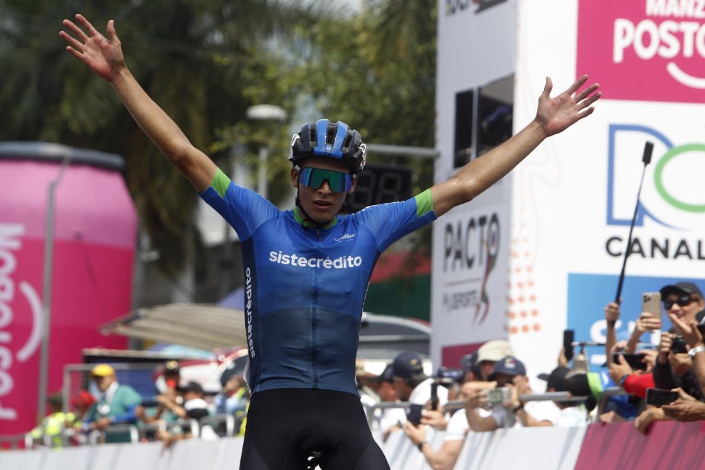 El ciclista colombiano Kevin David Castillo, del Team Sistecrédito, celebra el triunfo en el Nacional de Ciclismo en Ruta Sub23, en Bucaramanga (Colombia). Castillo se coronó campeón en el Nacional de Ciclismo en Ruta Sub23 de 165,9 kilómetros disputada en Bucaramanga. Foto de archivo de: Luis Eduardo Noriega A./EFE